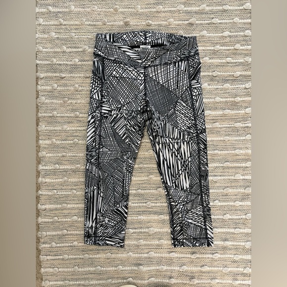Under Armour size small cropped leggings abstract design - Picture 1 of 3